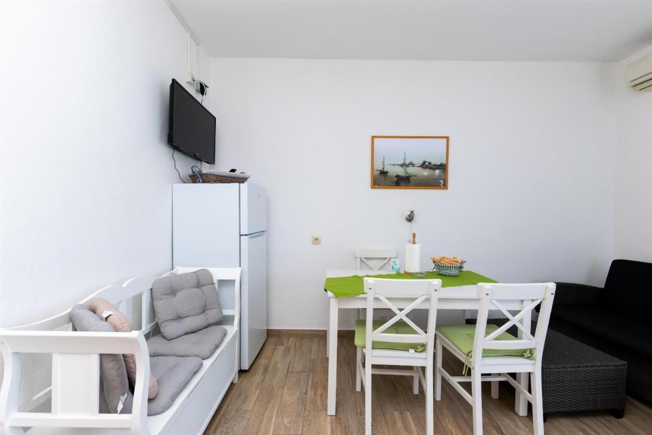 Apartments Biserka Barbat na Rabu Екстер'єр фото