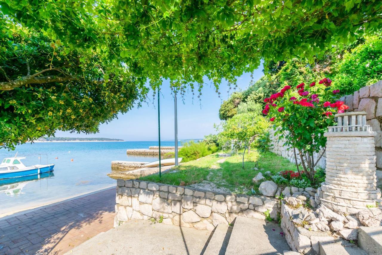 Apartments Biserka Barbat na Rabu Екстер'єр фото