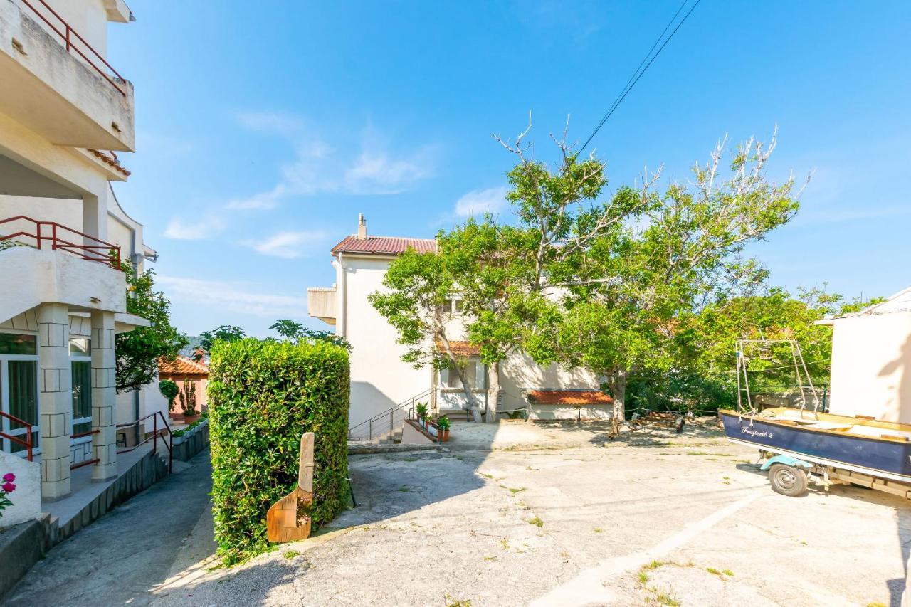 Apartments Biserka Barbat na Rabu Екстер'єр фото