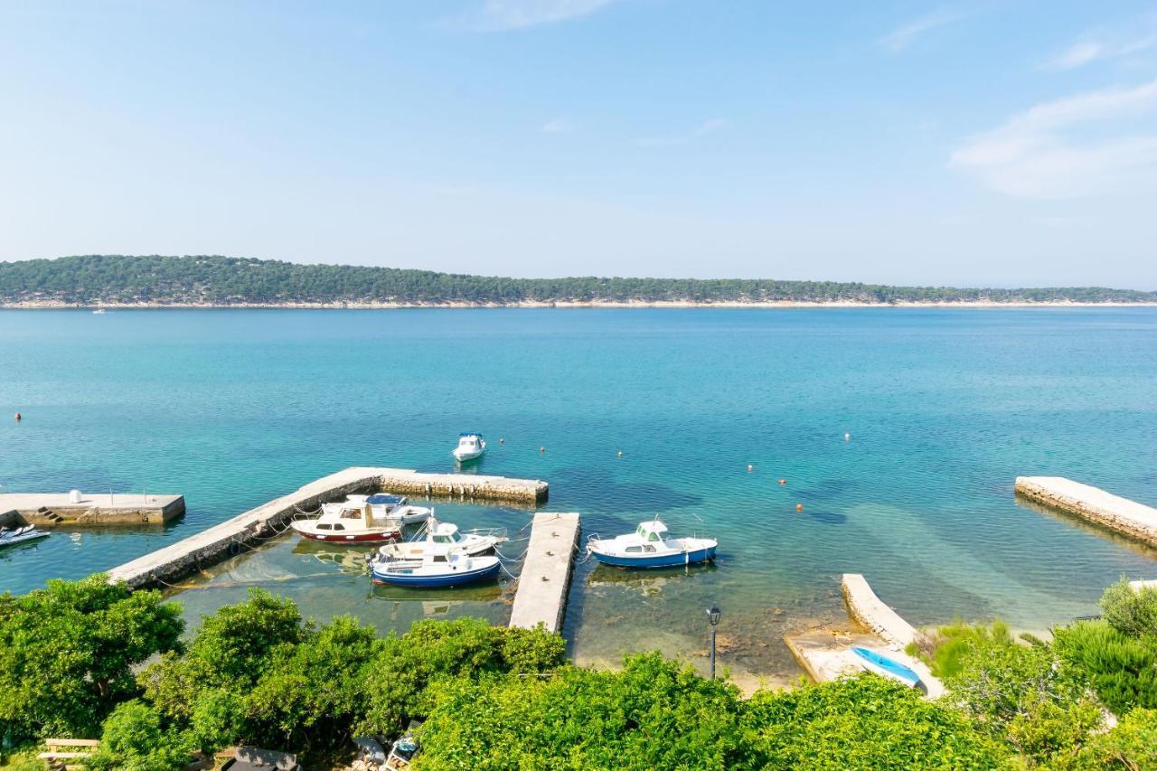 Apartments Biserka Barbat na Rabu Екстер'єр фото