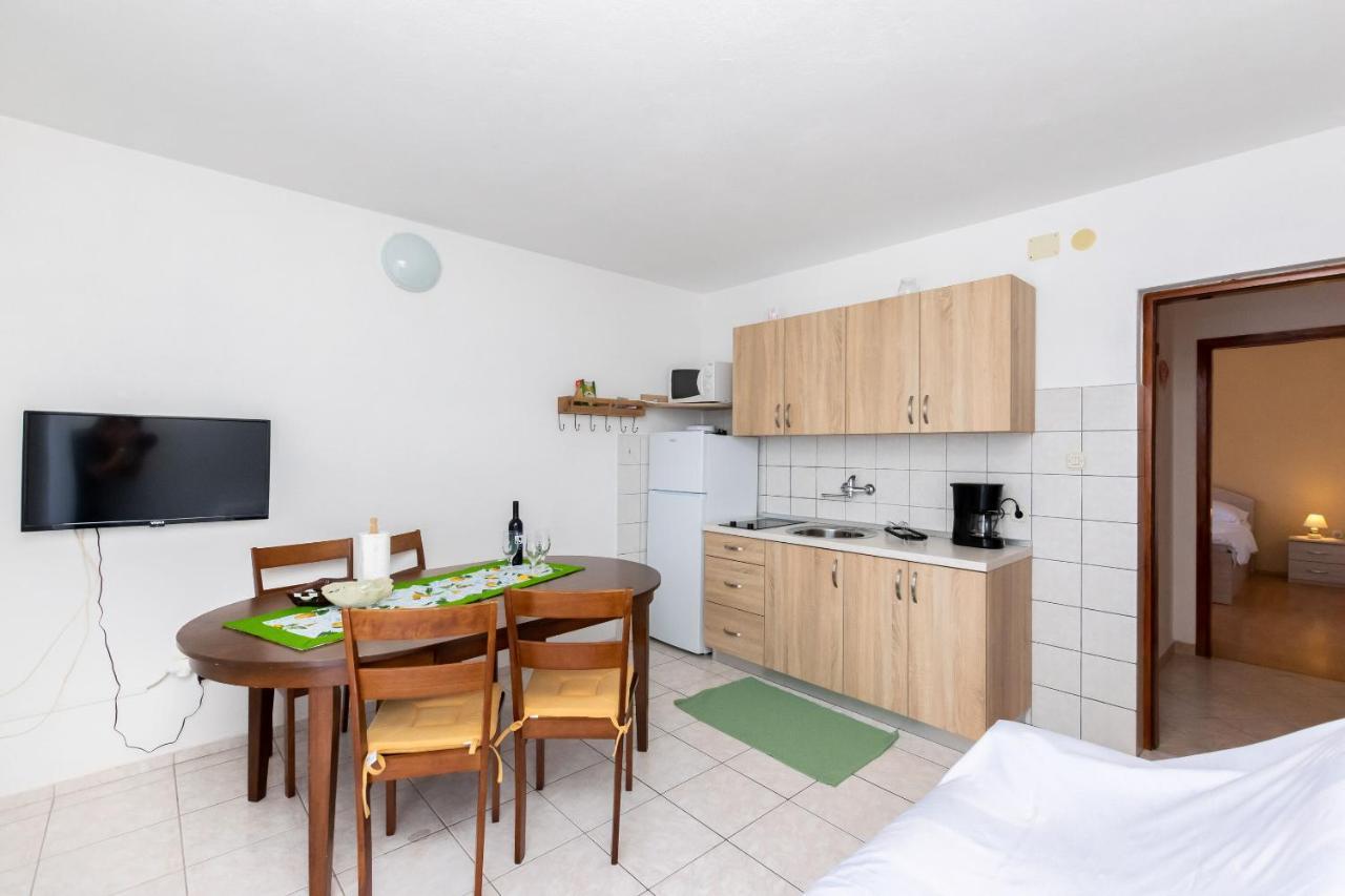 Apartments Biserka Barbat na Rabu Екстер'єр фото