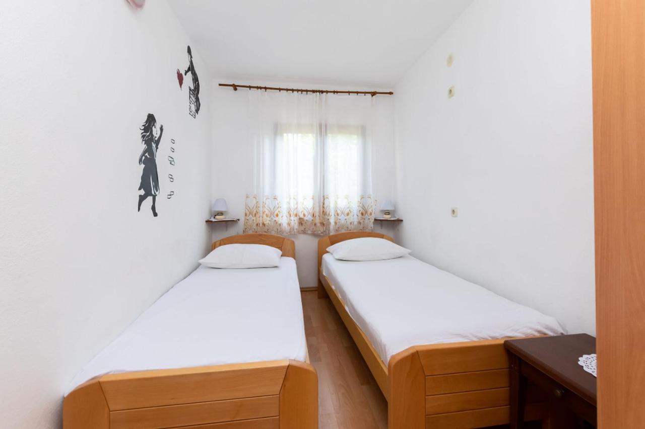Apartments Biserka Barbat na Rabu Екстер'єр фото